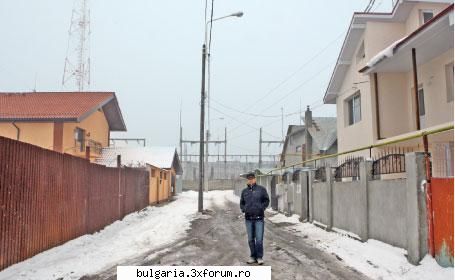 ntr-un cartier de vile, caselor fac slalom cu printre stlpii de care se află chiar n