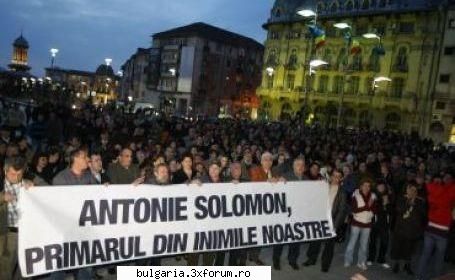 peste 500 de ai şi oameni simpli au protestat ncepnd cu ora 18:30 n faţa dolj timp de
