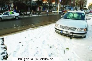 un a ajuns la spitalul de craiova, după ce a fost lovit �n plin de un volkswagen passat �n timp