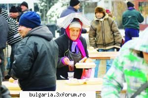 mii de caserole cu m�ncare au fost ieri pe platoul teatrului �marin sorescu� din craiova, cu