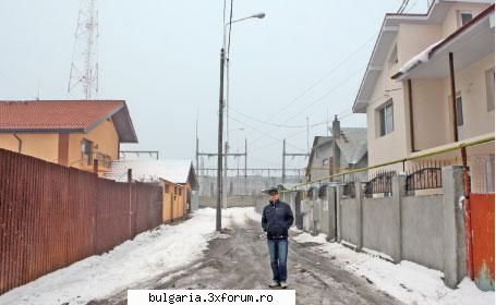 �ntr-un cartier de vile, caselor fac slalom cu printre st�lpii de care se află chiar �n