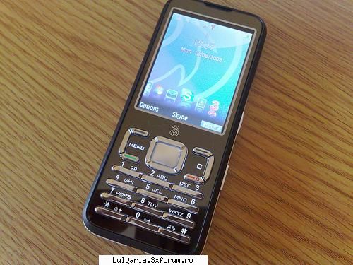 camera de 3,2 card 512mb, 3g, liber de retea, arata si impecabil, telefonul vine cu incarcator si